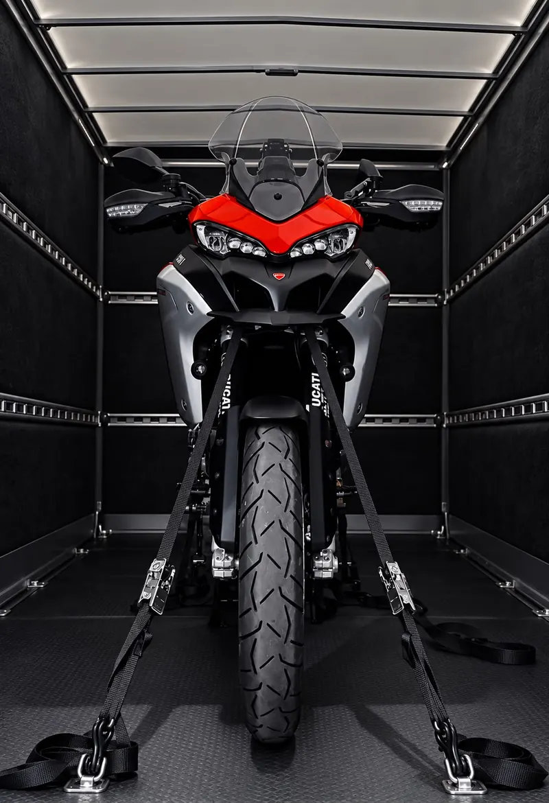 Ducati Multistrada ancorata con cinghie all’interno del furgone