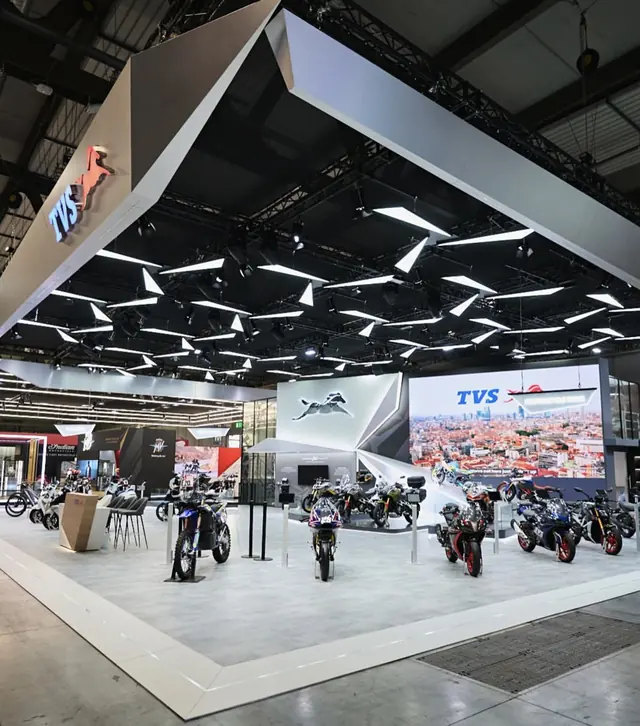 Lo stand TVS Motor Company a EICMA 2025 allestito con le moto trasportate da TrasloMoto