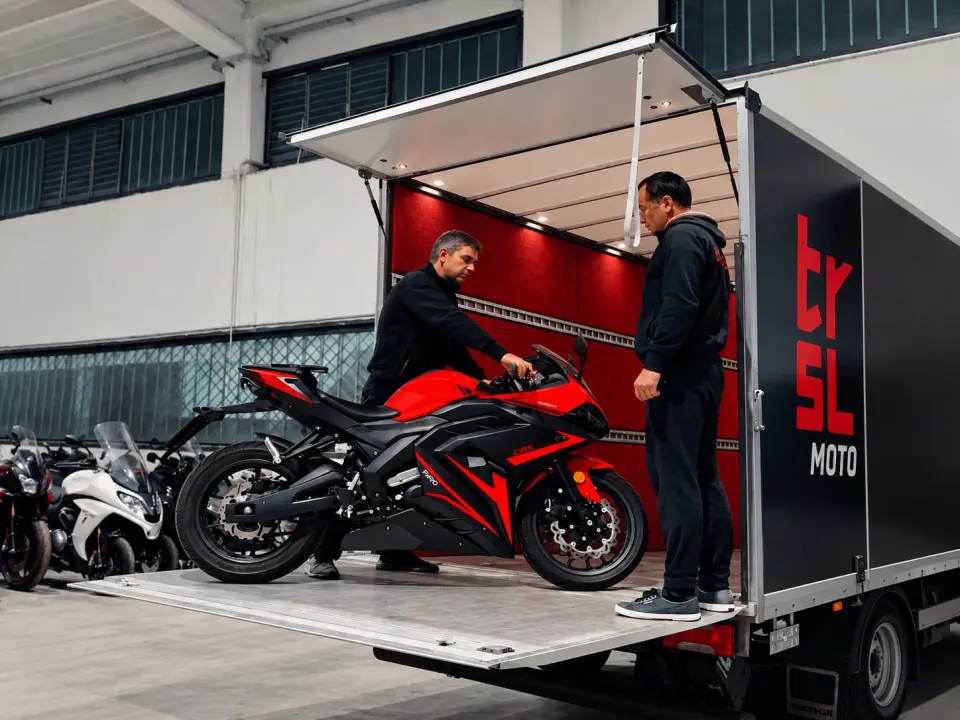 Carico di una moto sportiva sulla sponda idraulica